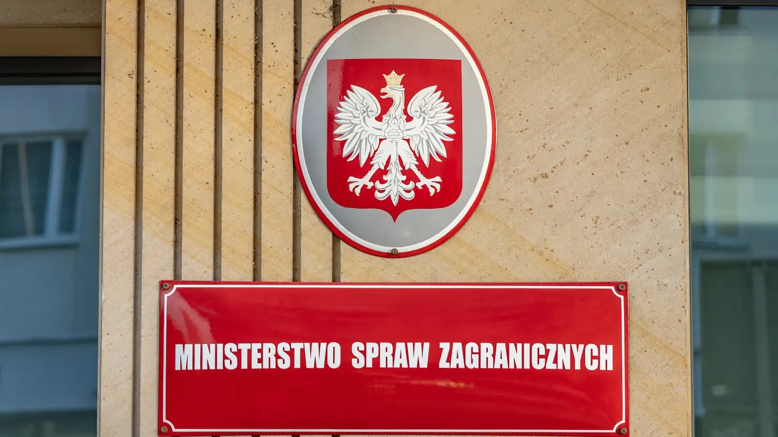 „Nie podróżuj” – polska ambasada ostrzega przed wyjazdem do tego kraju. Nawet przesiadka jest ryzykowna