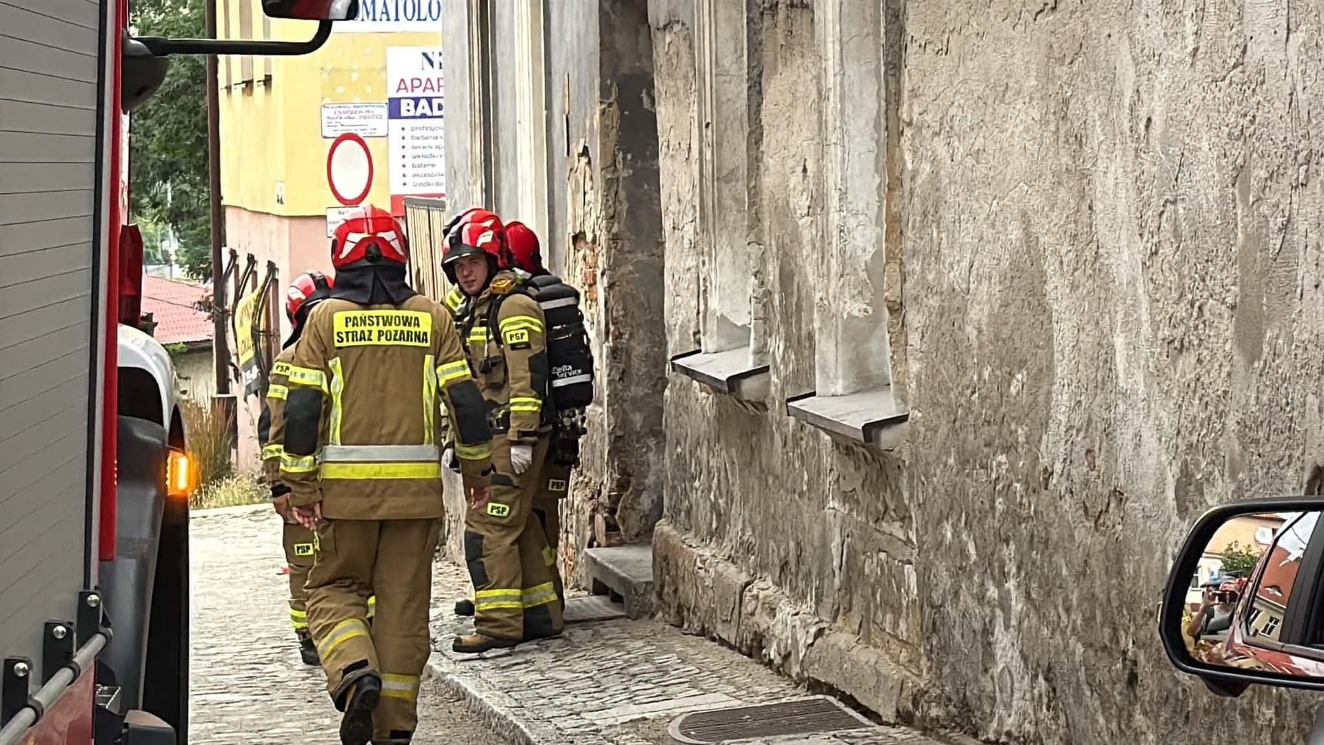 Niebezpieczna substancja na klatce schodowej. Ewakuowano mieszkańców, w tym dzieci