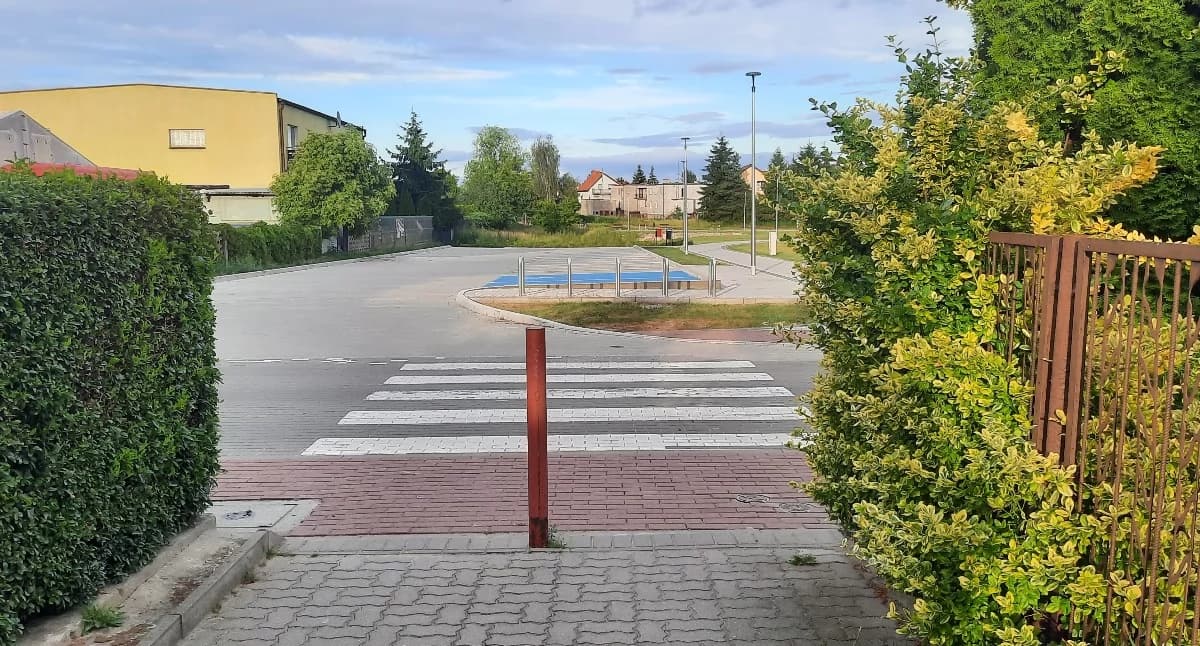 Niebezpieczne dla mieszkańców, źle zlokalizowane przejście dla pieszych przy wylocie z ulicy Feichta na ulicę Kausa