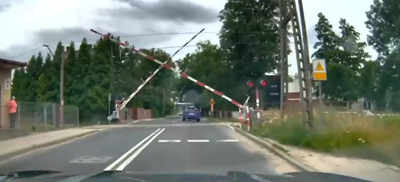 Niebezpieczne sytuacje na poznańskim przejeździe. "A później się dziwią, że tyle wypadków"
