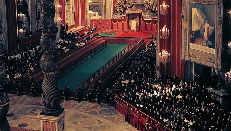 NIEDZIELA Z TYGODNIKIEM Czy świeccy mają zastąpić księży? Tego Sobór nie powiedział