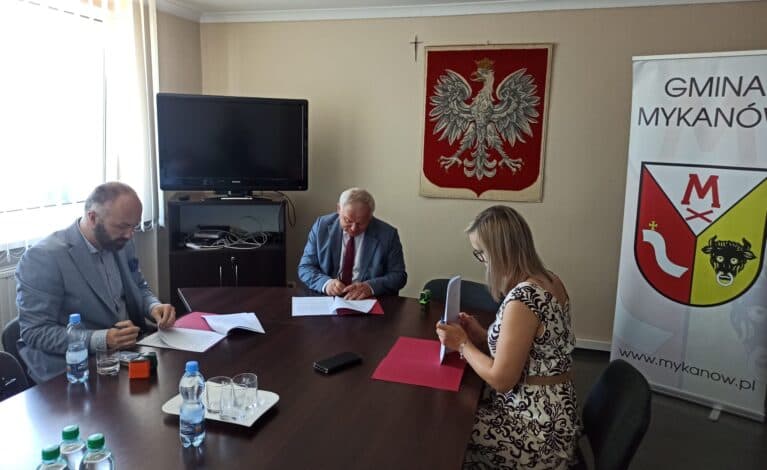 Nielegalne składowisko odpadów niebezpiecznych w Pasiece zostanie zlikwidowane. Gmina Mykanów podpisała umowę