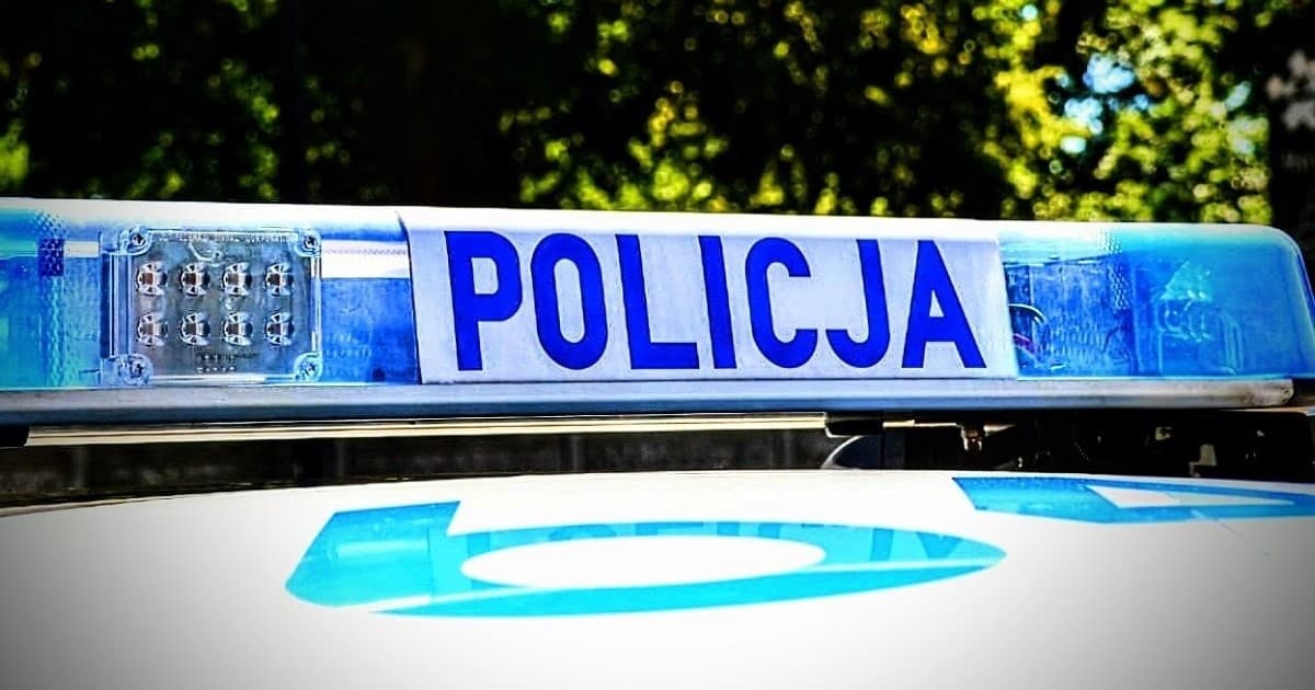 Niemowlę samo w zamkniętym aucie. Zareagowała zaniepokojona mieszkanka