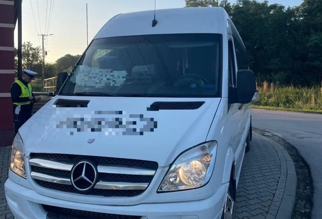 Nietrzeźwy kierowca kursowego busa i kierujący z sądowym zakazem