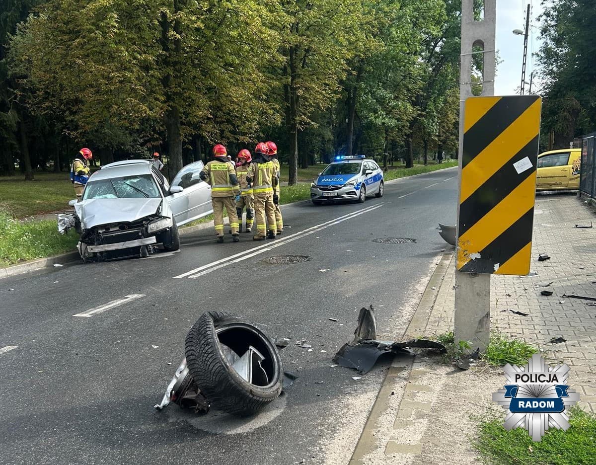 Nietrzeźwy kierowca uderzył w słup w Radomiu. Miał 2,5 promila i nie posiadał prawa jazdy