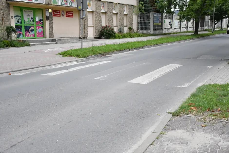 Niewidoczne przejścia i pędzące auta. Ulica Wileńska zapomniana przy malowaniu pasów?