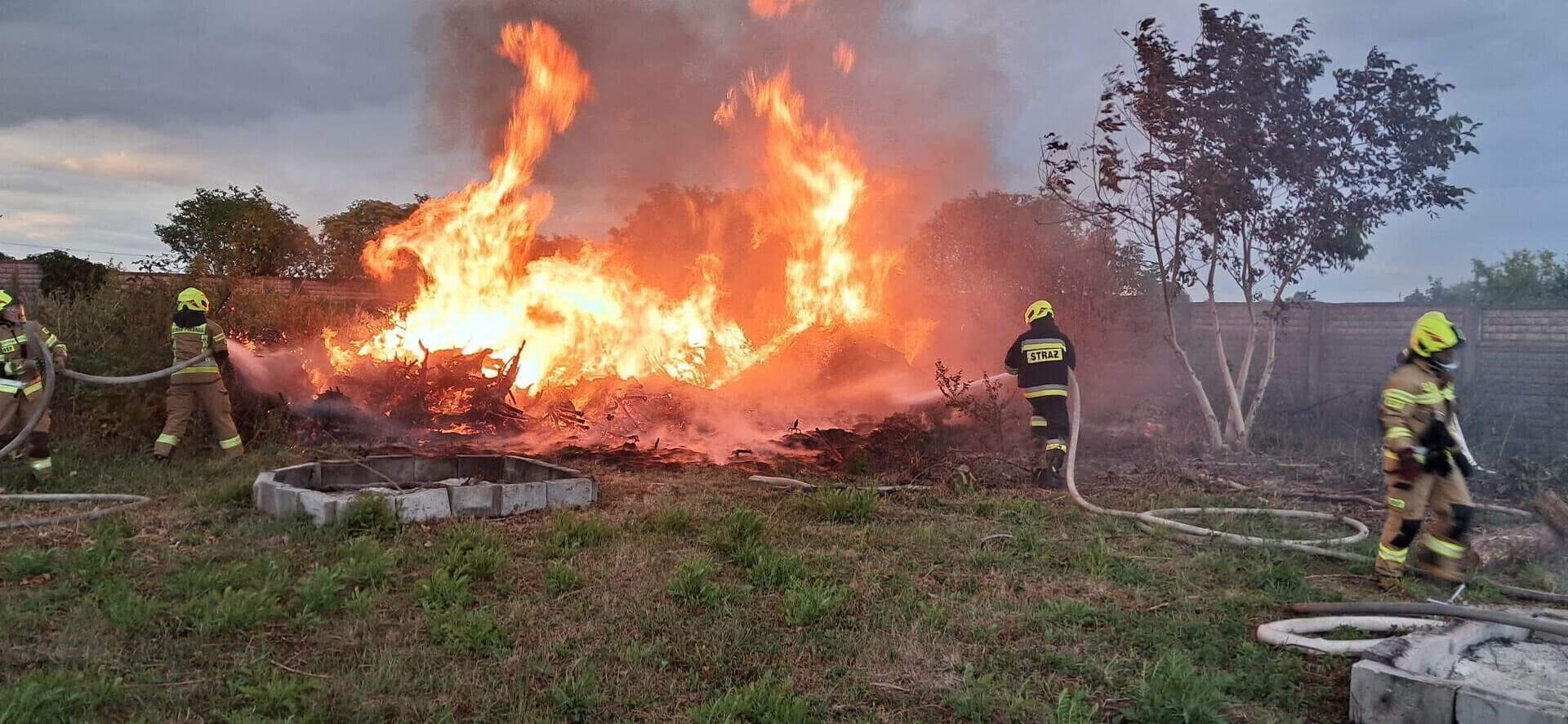 Niewiele brakowało, a ogień objąłby zabudowania. Pożar składowiska gałęzi w Przygłowie