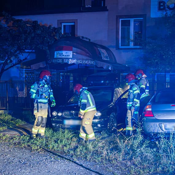 Nocna akcja strażaków przy ul. Grottgera. Z wnętrza Jaguara wydobywał się dym