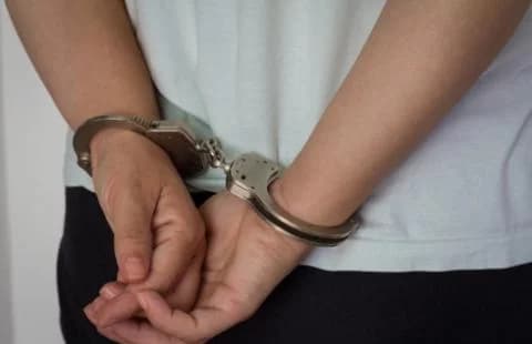 Nocna interwencja w Koninie. W mieszkaniu przebywał poszukiwany 30-latek