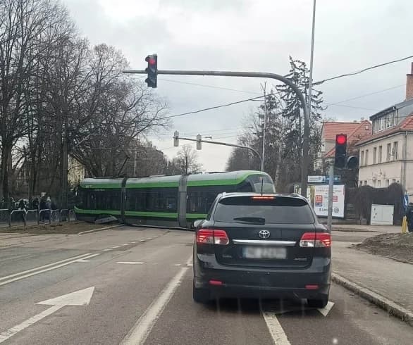 Nocna kolizja na skrzyżowaniu ulic Bema i Orzeszkowej. Sygnalizacja świetlna poważnie uszkodzona
