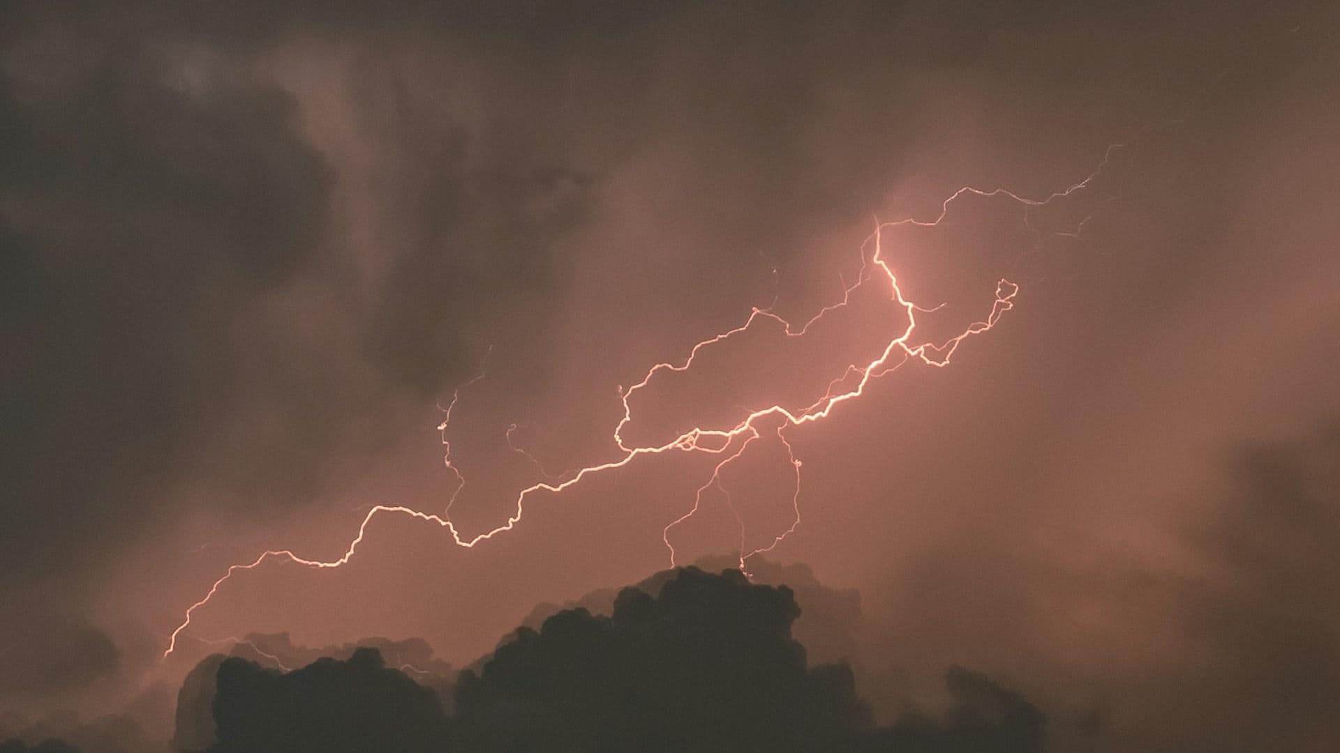 Nocne alerty RCB. Gwałtowne burze, silny wiatr i deszcze w sześciu województwach