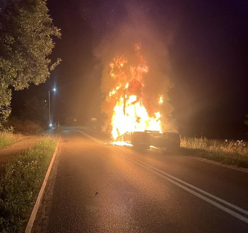 Nocny pożar ciężarówki. Z uszkodzonego zbiornika odpompowano 300 litrów paliwa