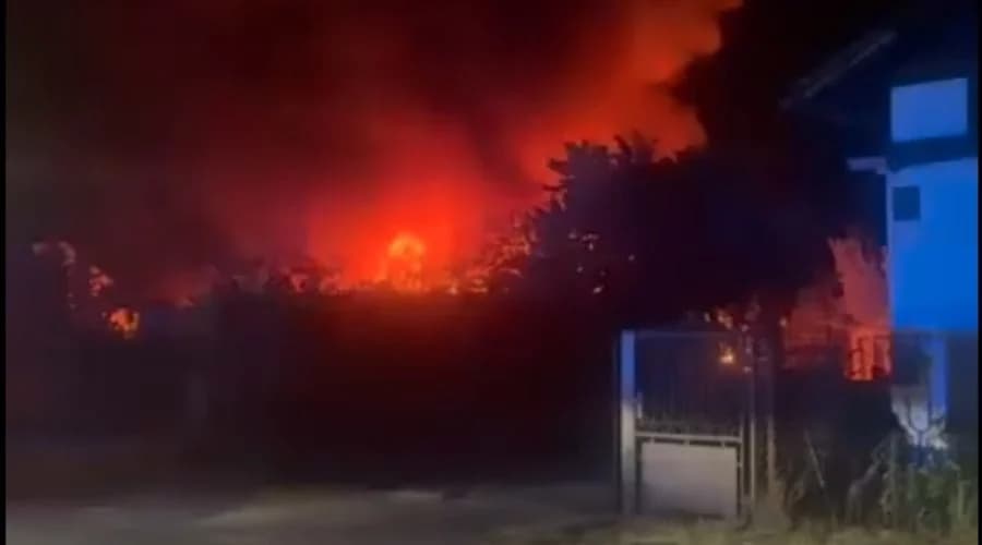 Nocny pożar pod Piotrkowem. Do akcji ruszyło 26 strażaków