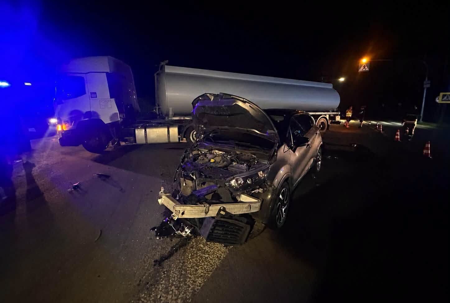 Nocny wypadek na DK50 w miejscowości Wójty. Osobówka zderzyła się z ciężarówką, służby pracowały po zmroku