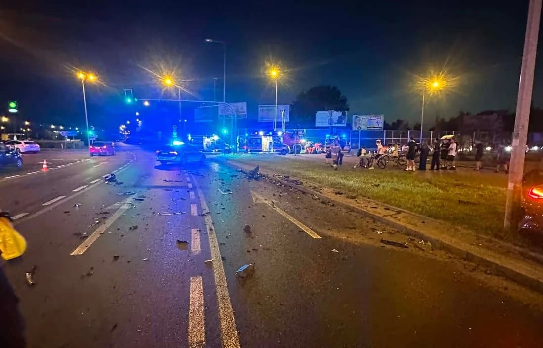 Nocny wypadek na rondzie Dzwon. Po zderzeniu dwóch BMW 31-latka w szpitalu