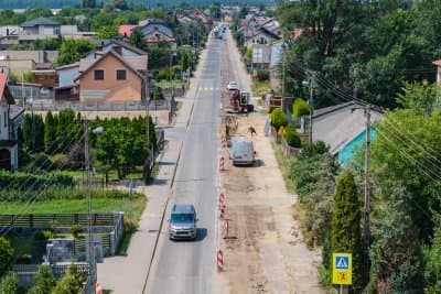 Nowa jezdnia, chodniki i ścieżka rowerowa. Trwają prace na drodze między Działoszynem a Szczytami