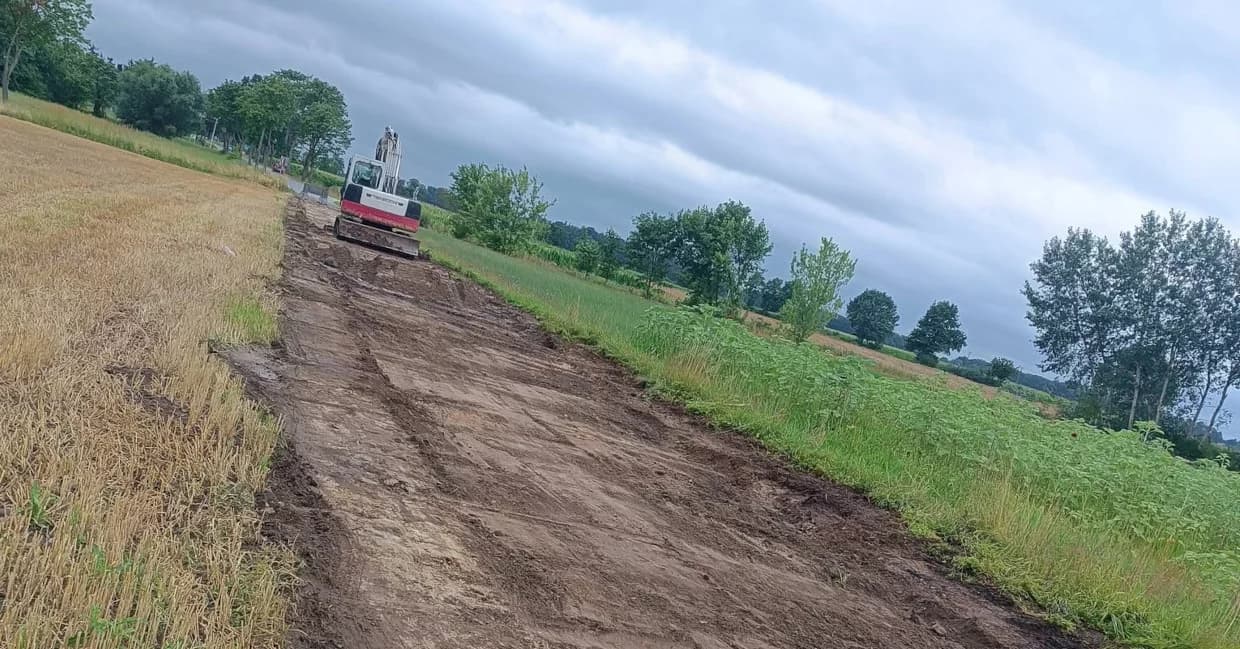 Nowa nawierzchnia i większe bezpieczeństwo. Przebudowa drogi trwa