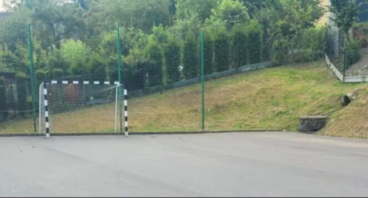Nowa nawierzchnia na boisku w Ostrem bezpi…