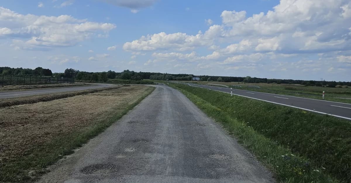 Nowa nawierzchnia na drodze serwisowej przy obwodnicy. Gmina dofinansuje inwestycję
