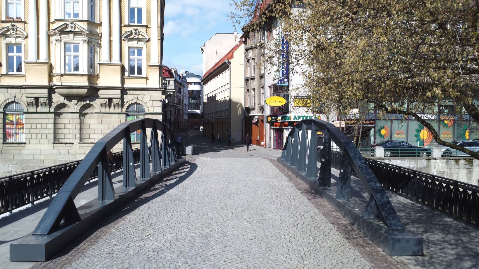Nowa nawierzchnia, więcej zieleni i ogrody deszczowe? Jest propozycja przebudowy ul. 11 Listopada