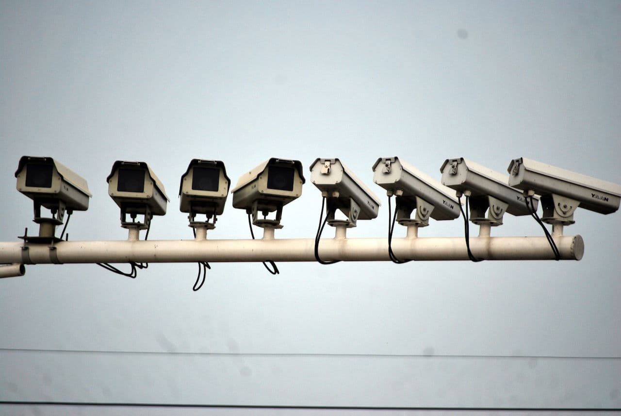 Nowe, automatyczne kamery w Warszawie. Ruszył system czytników tablic rejestracyjnych