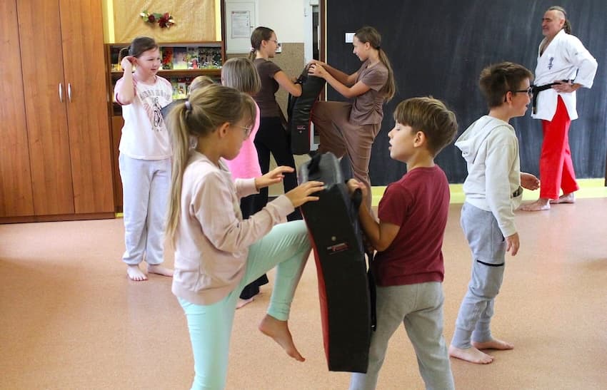 Nowe Piekuty: Wakacyjne treningi z instruktorami. Młodzi mieszkańcy uczyli się podstaw karate