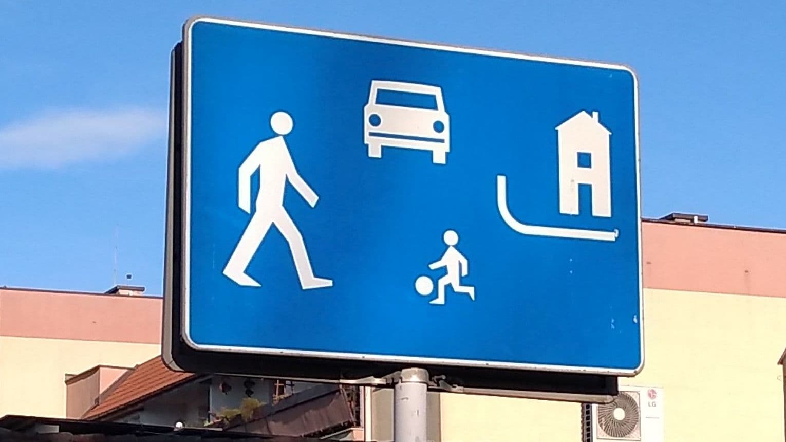 Nowe zasady jazdy w centrum Kościerzyny! Przejazd wokół Rynku znów możliwy!