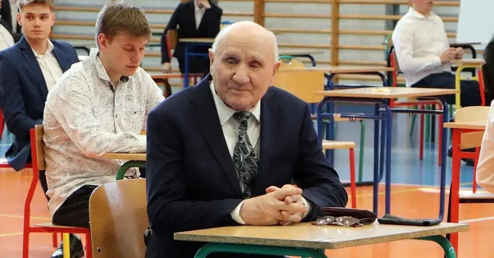NOWECała Polska trzymała za niego kciuki! Najstarszy maturzysta w Polsce nie zdał matury