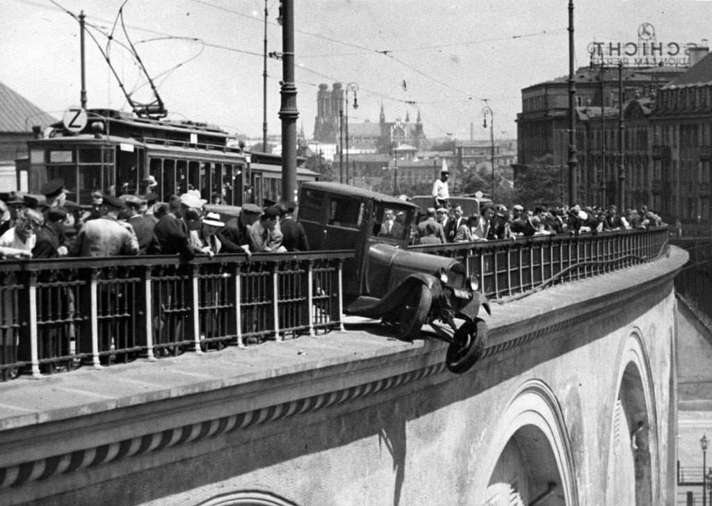 NOWELegendarna fotografia ze starej Warszawy. Przedstawia szokujący wypadek sprzed 88 lat