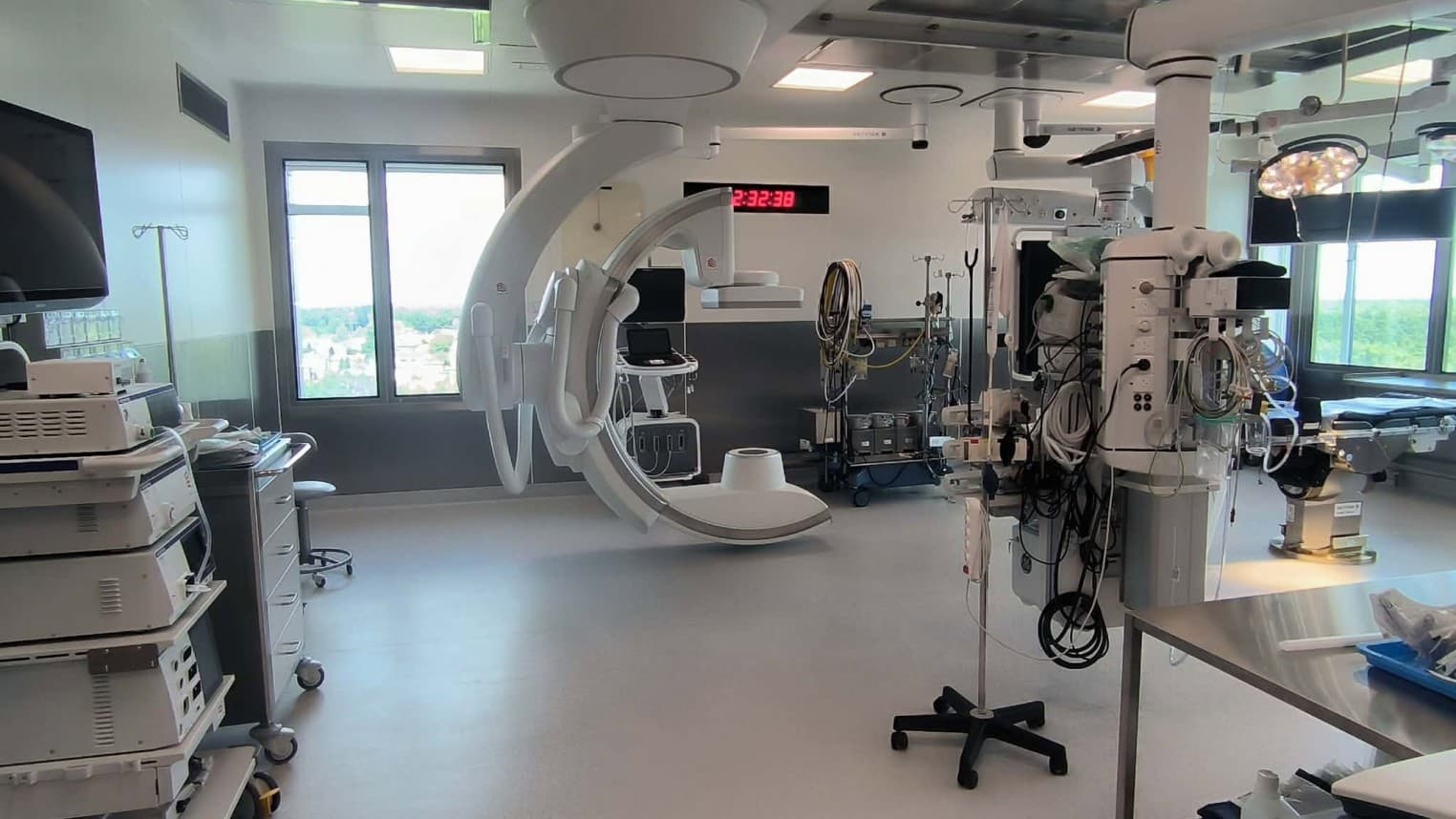 Nowoczesna sala hybrydowa z patronami