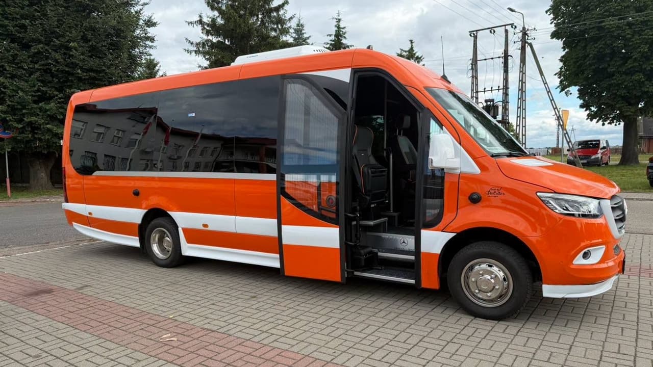 Nowy autobus szkolny trafił do Gminy Zawidz. Uczniowie pojadą bezpieczniej od września