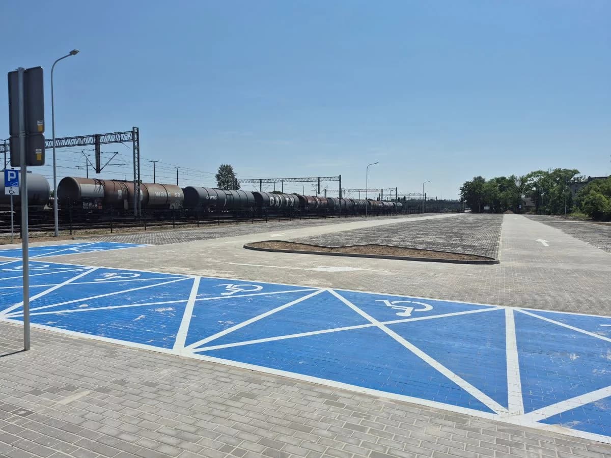 Nowy parking przy kolei już działa. 200 miejsc dla kierowców w woj. łódzkim