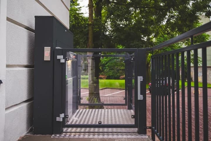 Nowy podnośnik przy starostwie. Zniknęła bariera przy wejściu bocznym