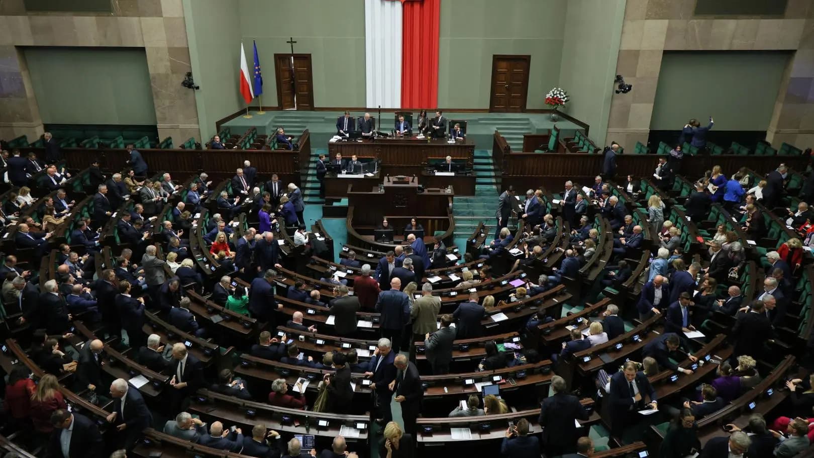 Nowy sondaż partyjny. Pięć partii w Sejmie, jedna zyskuje najbardziej