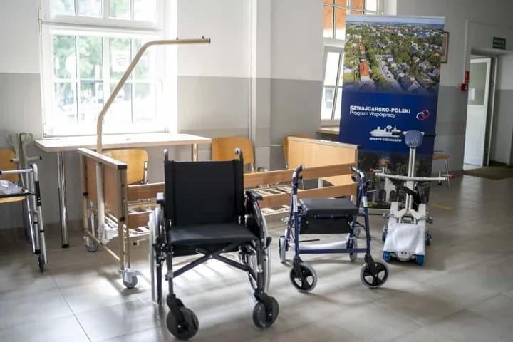 Nowy sprzęt do bezpłatnego wypożyczenia w Ciechanowie ułatwi opiekę w domu