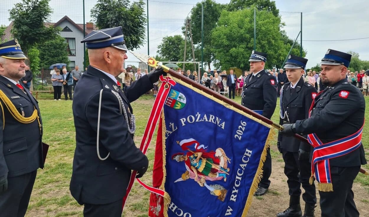 Nowy sztandar i strażackie odznaczenia. OSP Rycice świętowała jubileusz stulecia