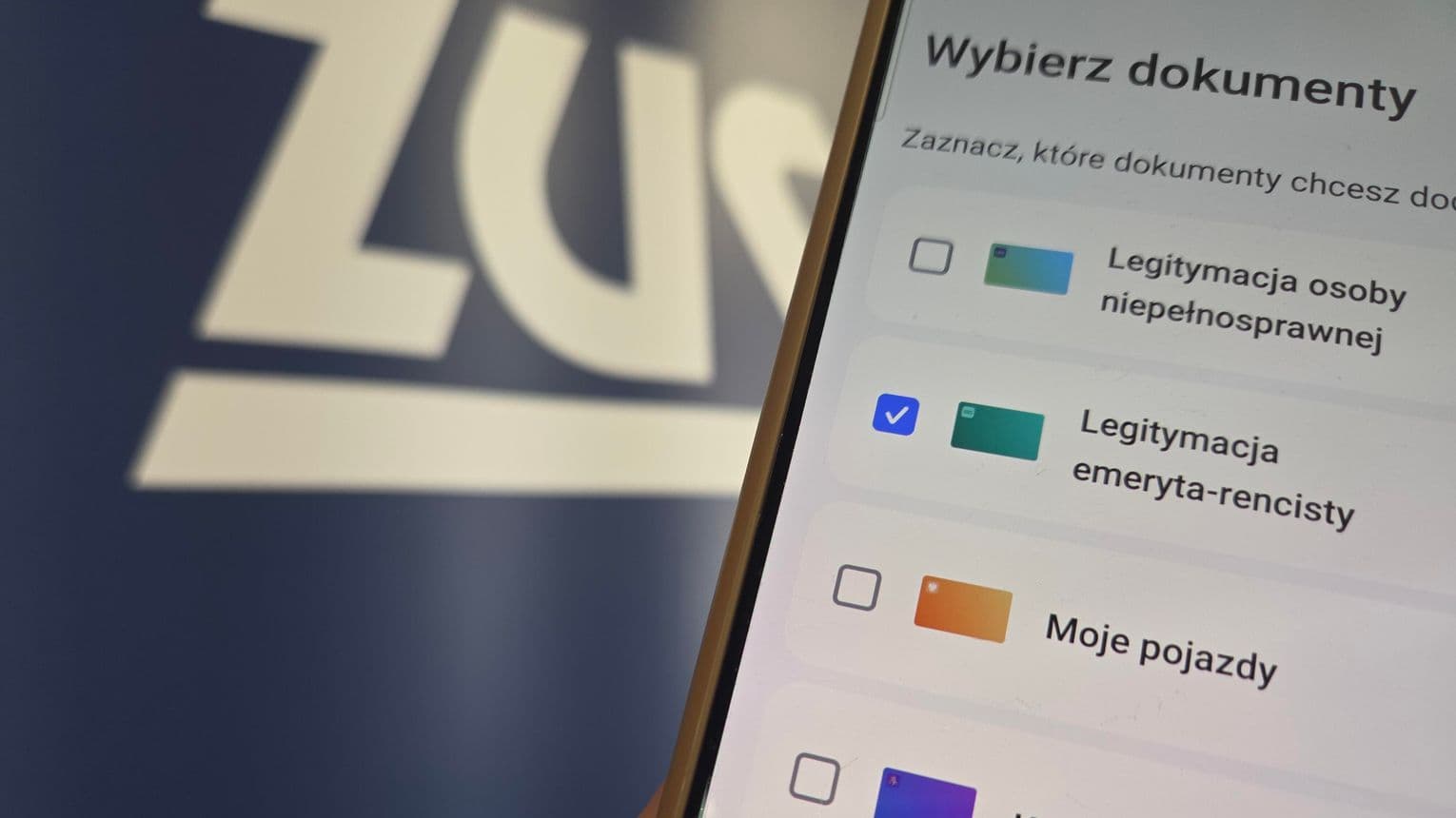 Nowy wzór legitymacji emeryta i rencisty. ZUS uspokaja – nie trzeba wymieniać dokumentu
