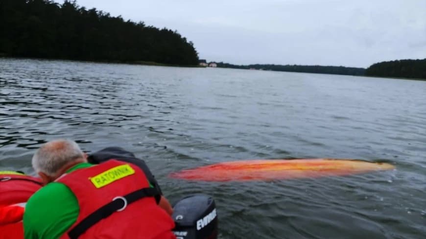 O krok od tragedii na jeziorze Orzysz. Pijani kajakarze wpadli do wody – uratowały ich kamizelki