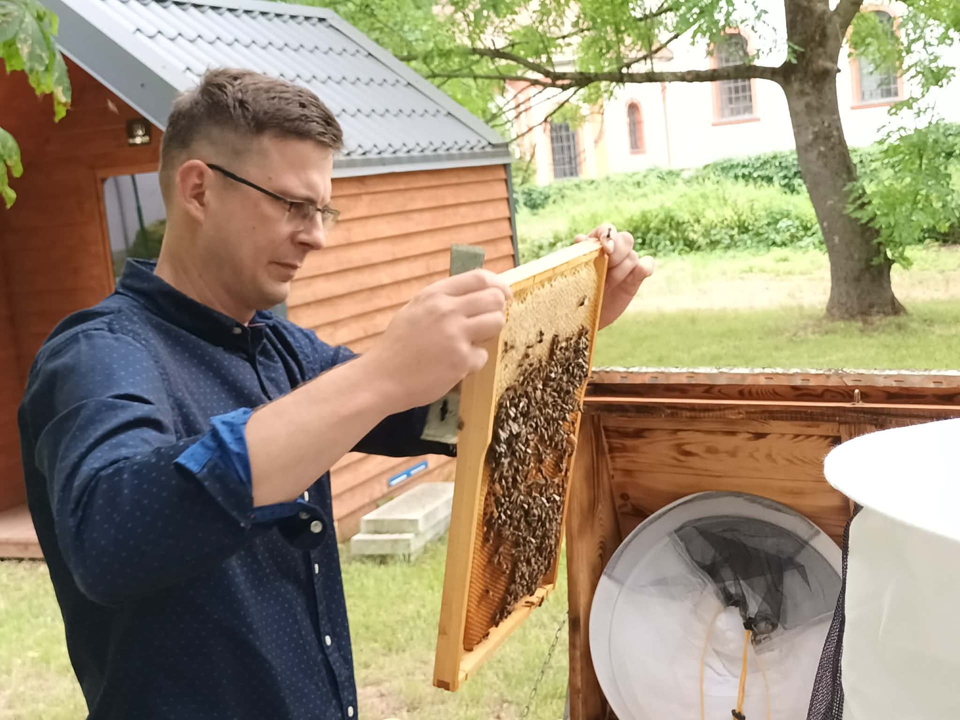 O tym jak założyć pasiekę uczą w Łosiowie w ramach szkolenia dla początkujących pszczelarzy