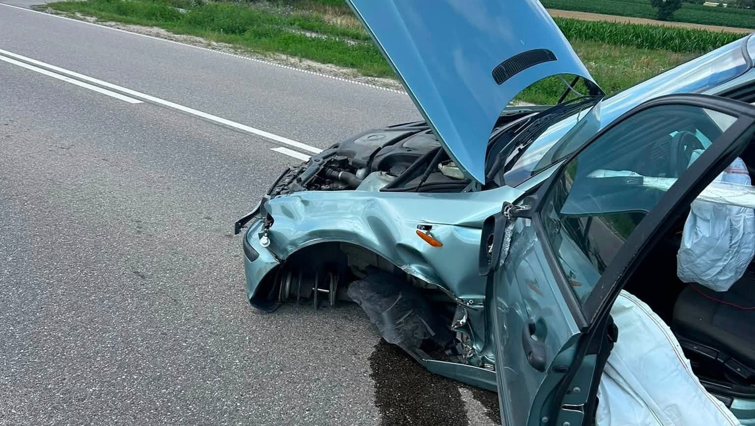 O włos od tragedii. Zderzenie BMW i Audi na drodze do Nowogrodu