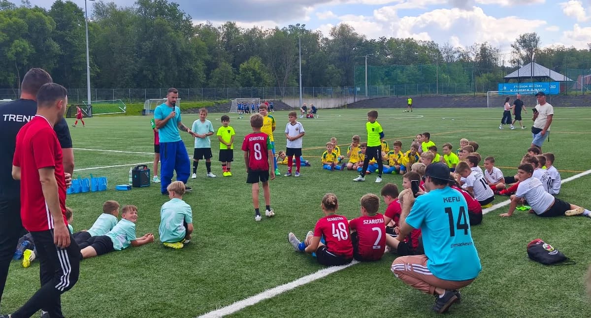Obchody 80-lecia GKS Czarni Czarny Dunajec rozpoczęte - młodzi piłkarze