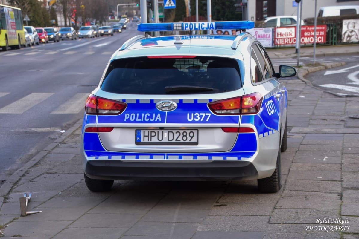 Obywatelskie zatrzymanie po kolizji na rondzie. Opel Vectra uderzył w wysepkę, kierowca uciekał