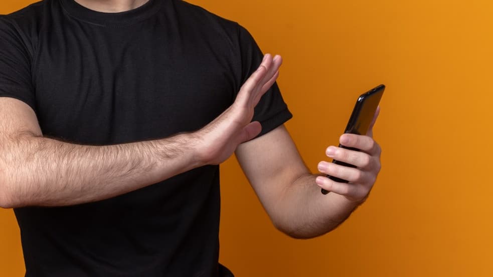 Od 1 września uczniowie podstawówek nie będą mogli korzystać w szkole z telefonów. Będą jednak pewne wyjątkowe sytuacje, w których zakaz nie będzie obowiązywał. Mowa m.in. o osobach chorych.
