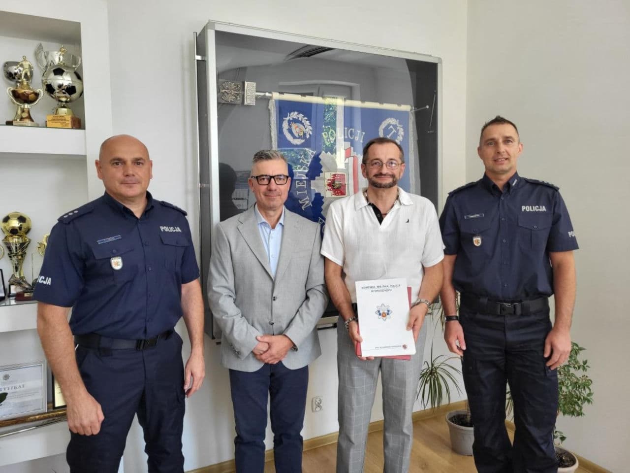 Odwaga i opanowanie. Policjanci z Grudziądza podziękowali kierowcy autobusu