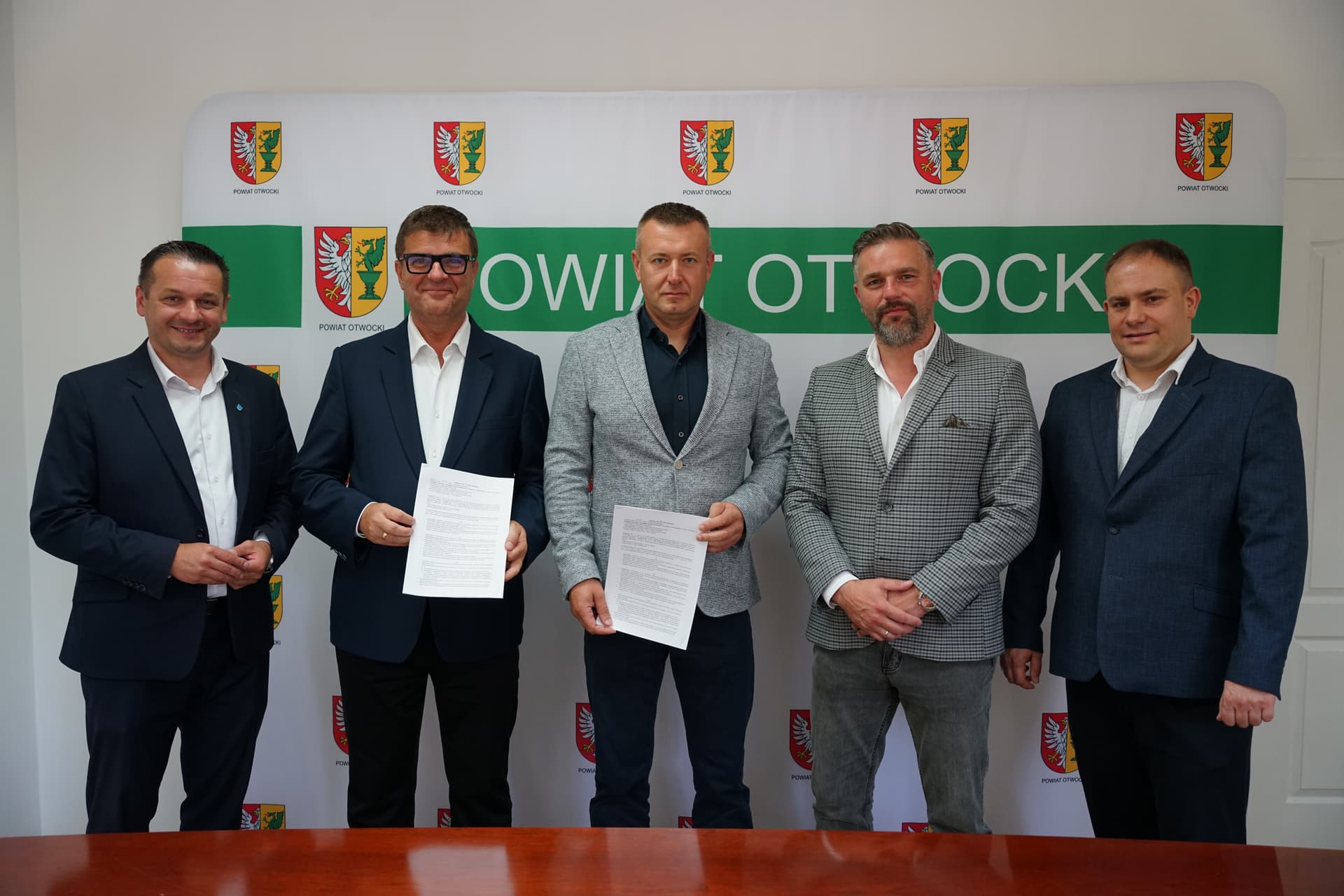 Ofensywa inwestycyjna - podpisanie umów na prace w Sobieniach-Jeziorach!