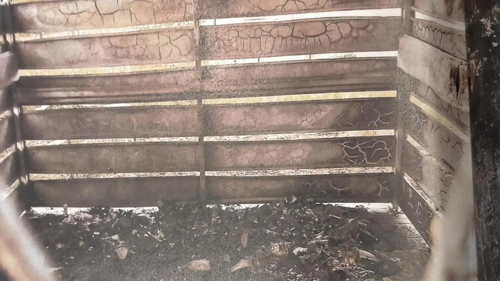 Ogień z altany przeniósł się na auta