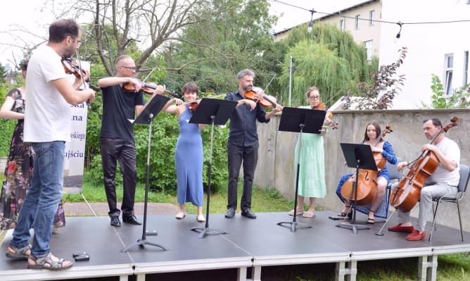 Ogród pełen muzyki. Biblioteka pokazuje, że kultura nie kończy się na książkach