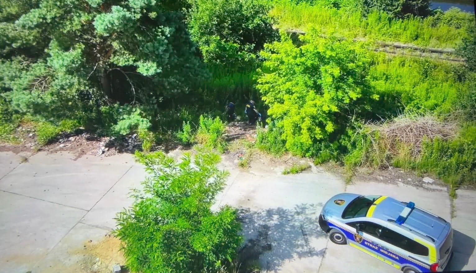 Oko drona nad Bogatynią. Straż Miejska namierzyła kolejne dzikie wysypisko