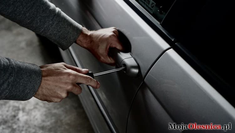 Okradzione auto przy ul. Klonowej. Ostrzeżenie dla mieszkańców Oleśnicy