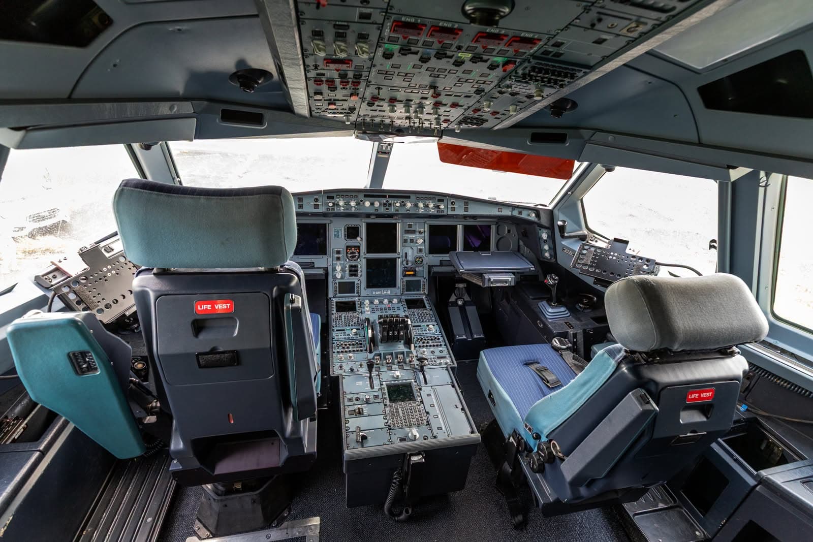 Ostatni lot Airbusa A340-600. Imponujący samolot wylądował na lotnisku w Bydgoszczy